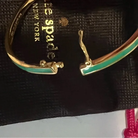 Kate Spade Gold Tone Bracelet with Green Bow NWOT with jewelry pouch - Picture 8 of 10